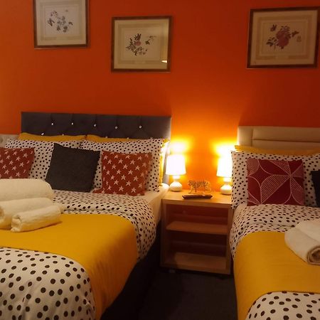 Ideal Home & Cottage Inviting 4 Bedroom Apartments 沃尔索尔 外观 照片