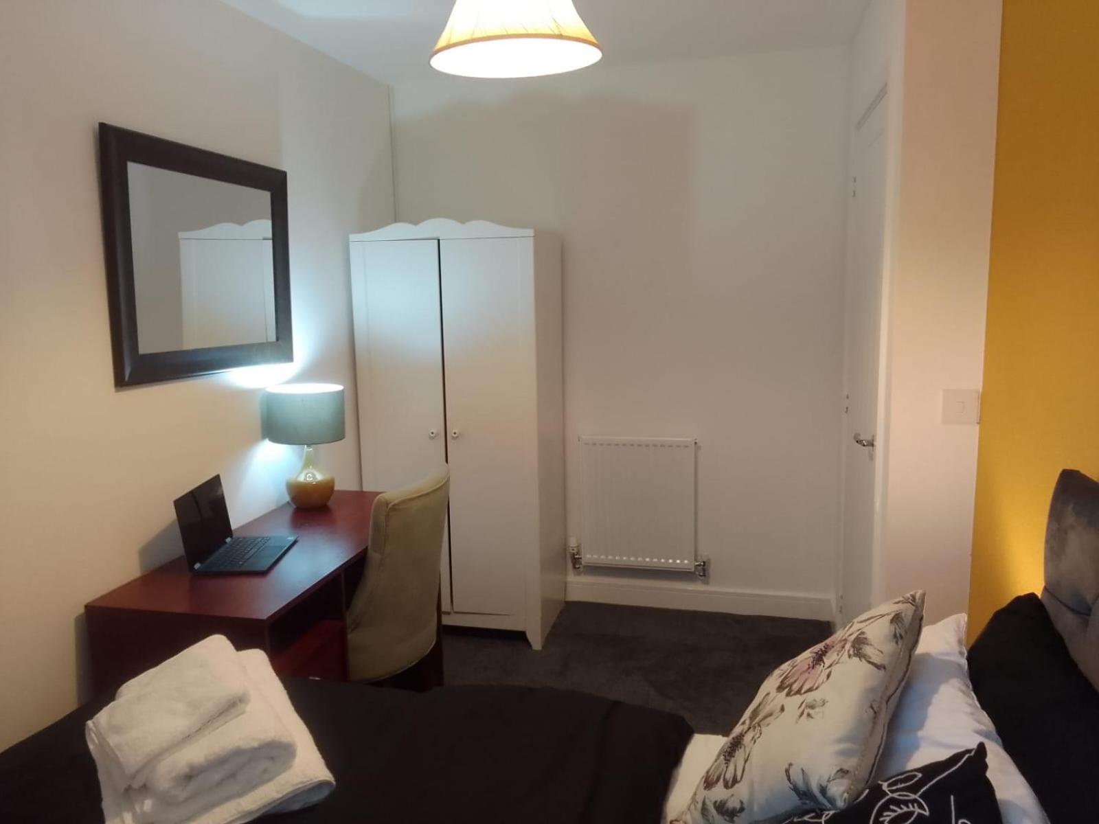 Ideal Home & Cottage Inviting 4 Bedroom Apartments 沃尔索尔 外观 照片