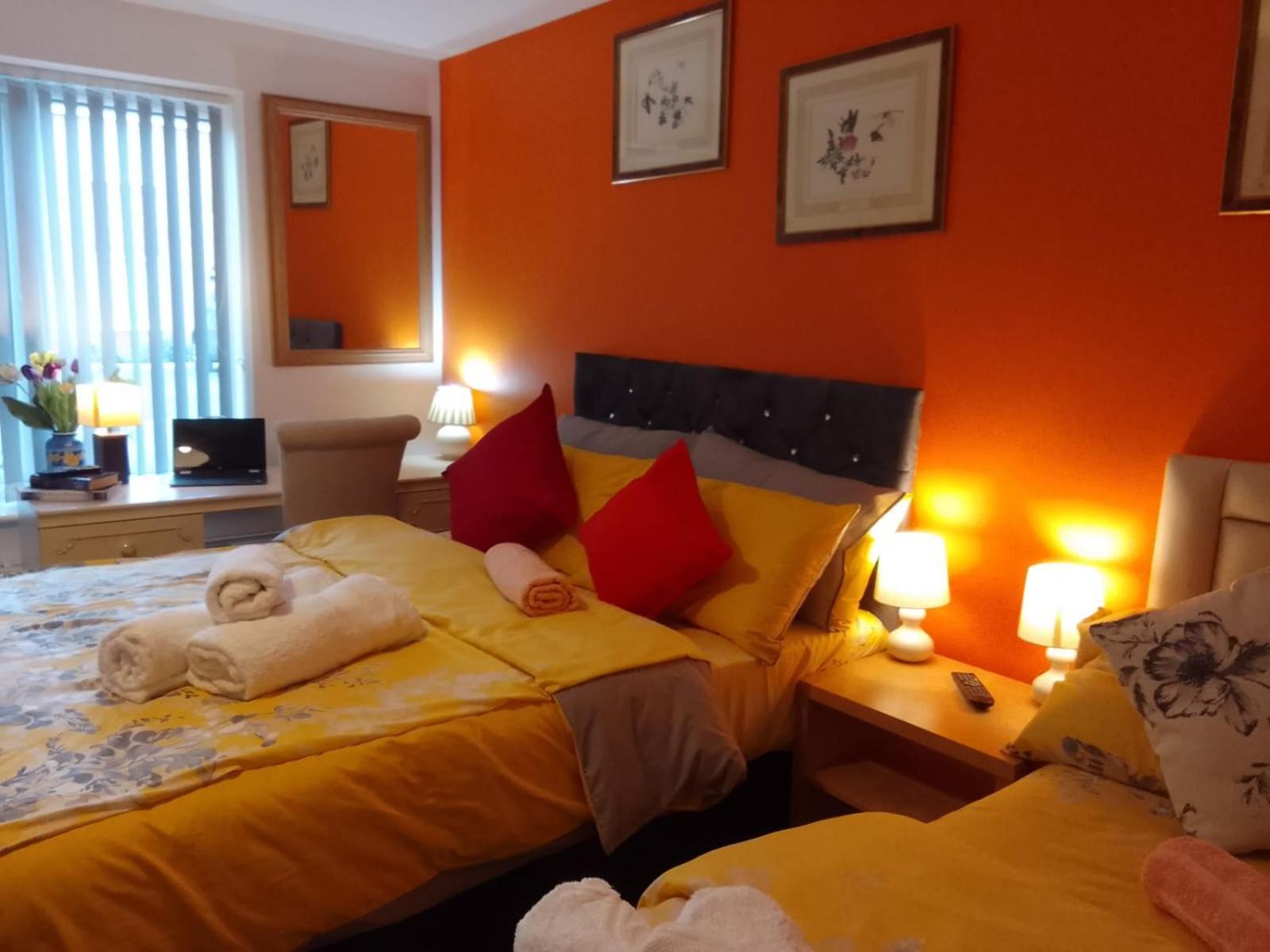 Ideal Home & Cottage Inviting 4 Bedroom Apartments 沃尔索尔 外观 照片