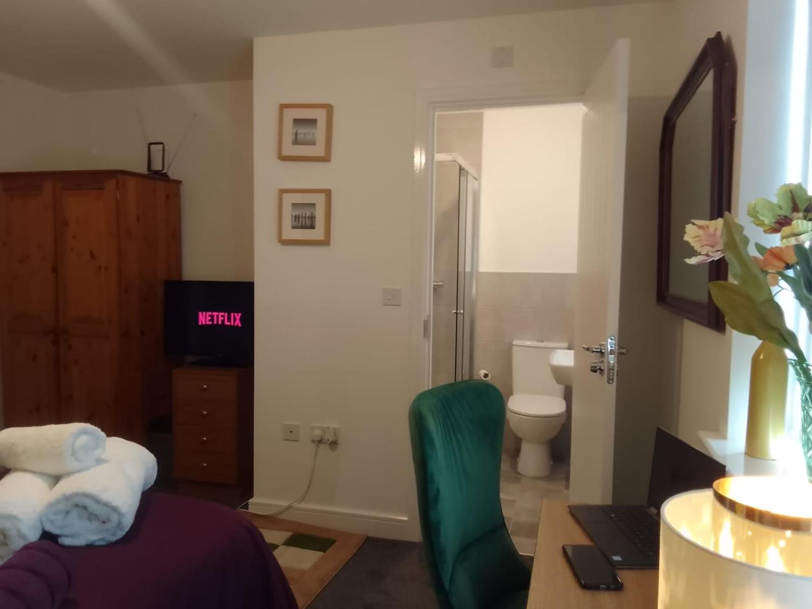 Ideal Home & Cottage Inviting 4 Bedroom Apartments 沃尔索尔 外观 照片