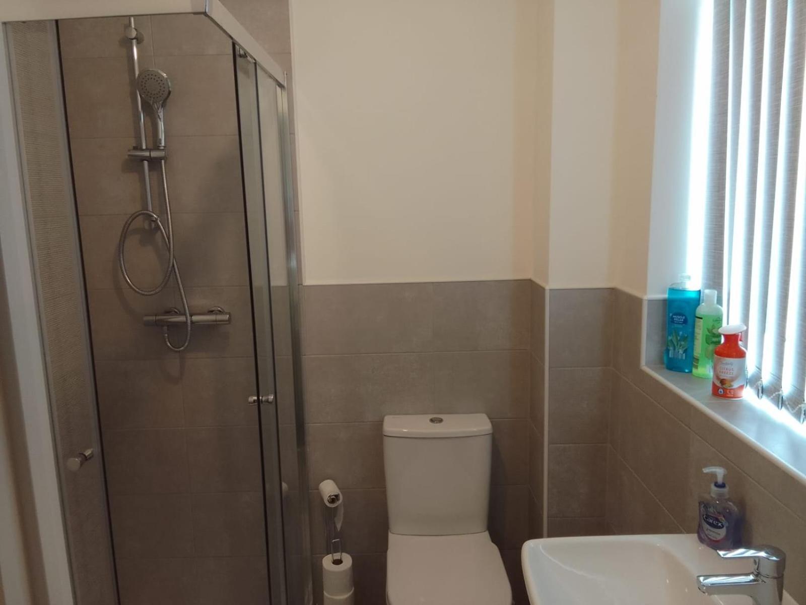 Ideal Home & Cottage Inviting 4 Bedroom Apartments 沃尔索尔 外观 照片