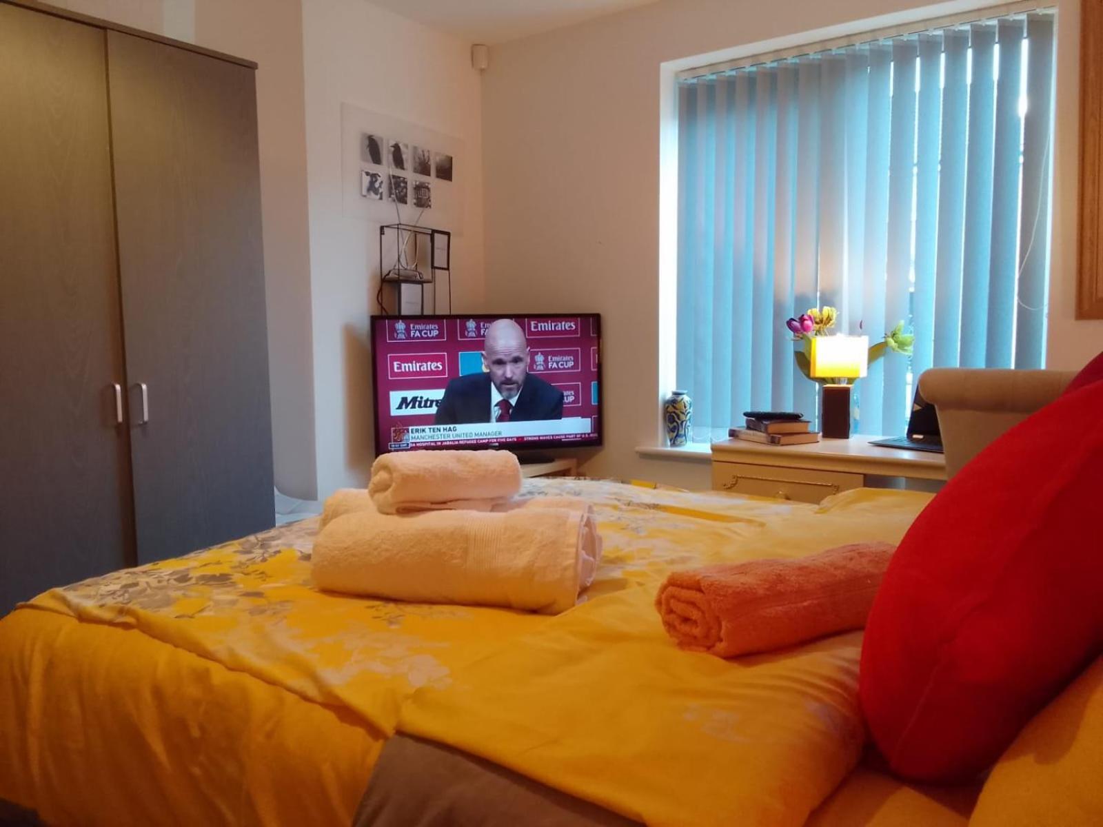 Ideal Home & Cottage Inviting 4 Bedroom Apartments 沃尔索尔 外观 照片