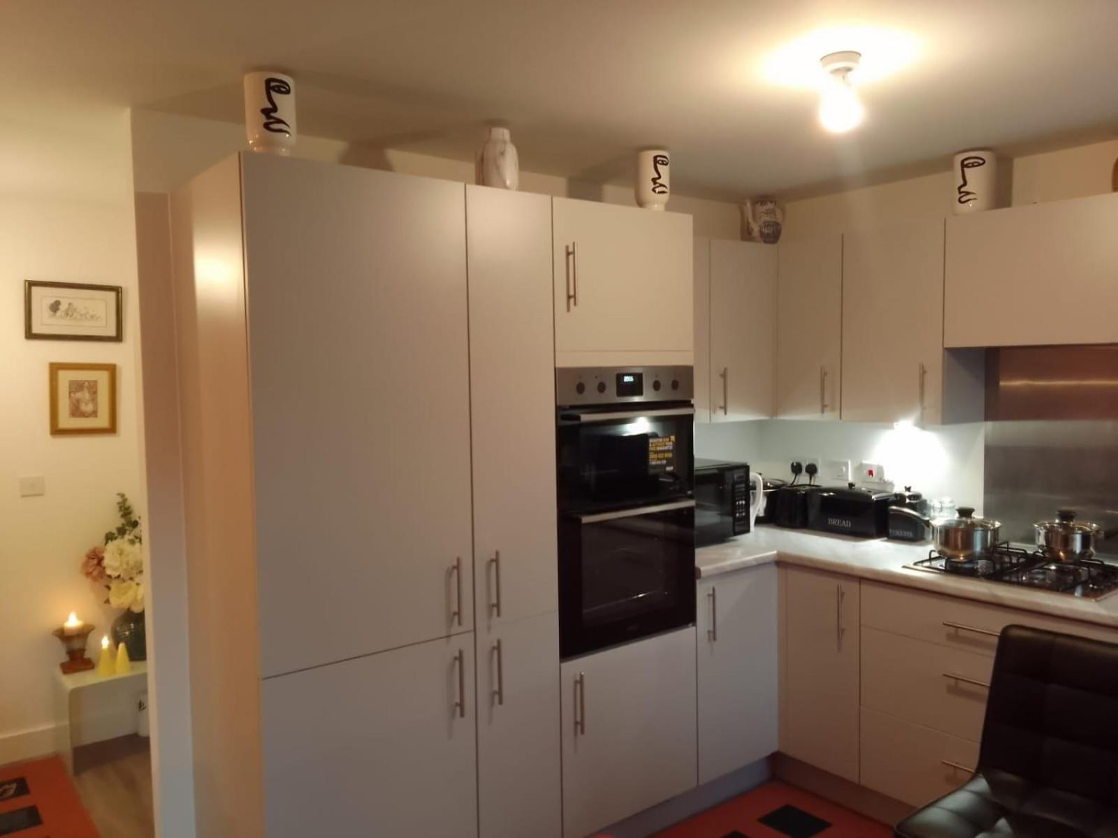 Ideal Home & Cottage Inviting 4 Bedroom Apartments 沃尔索尔 外观 照片