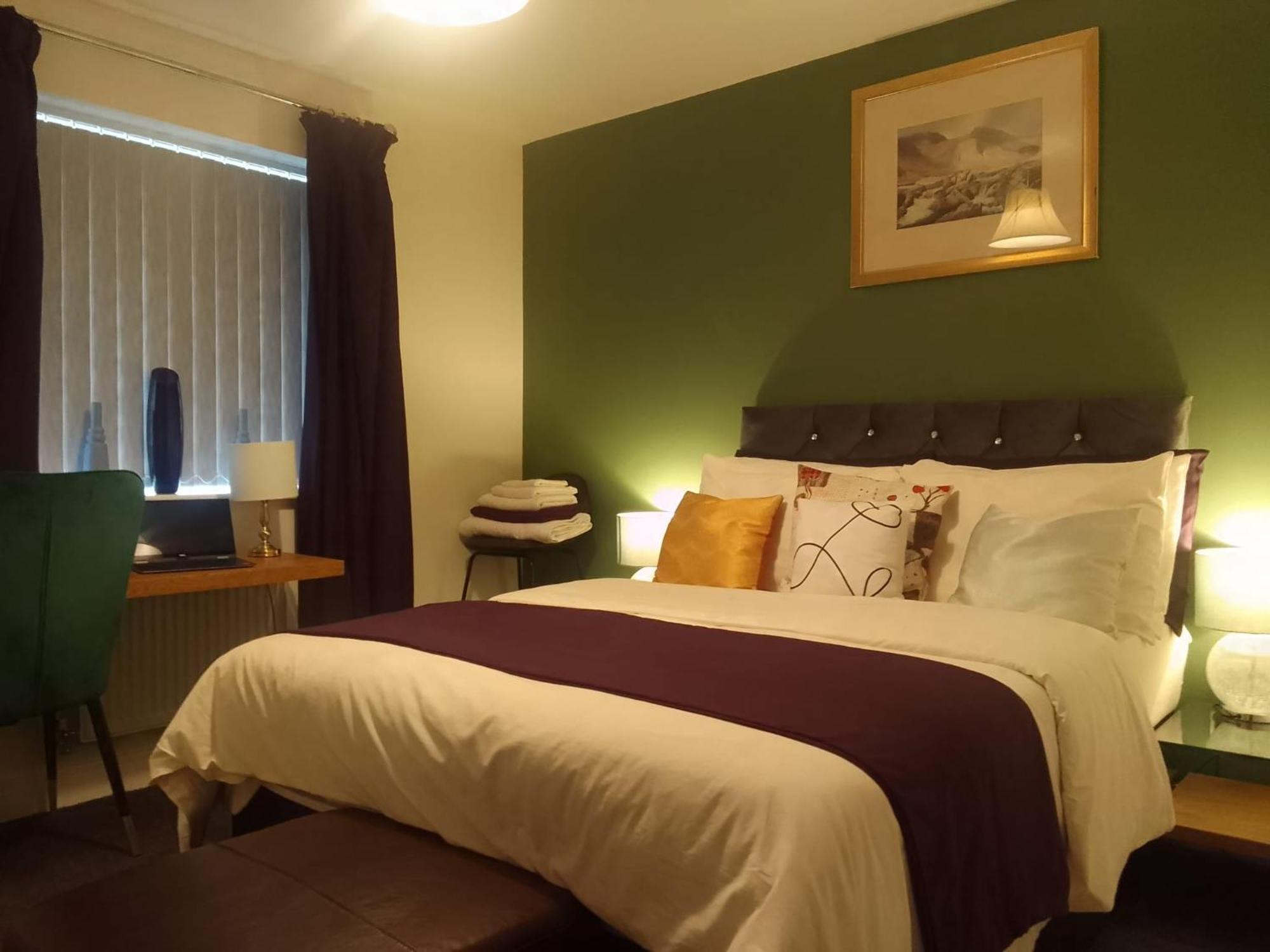 Ideal Home & Cottage Inviting 4 Bedroom Apartments 沃尔索尔 外观 照片