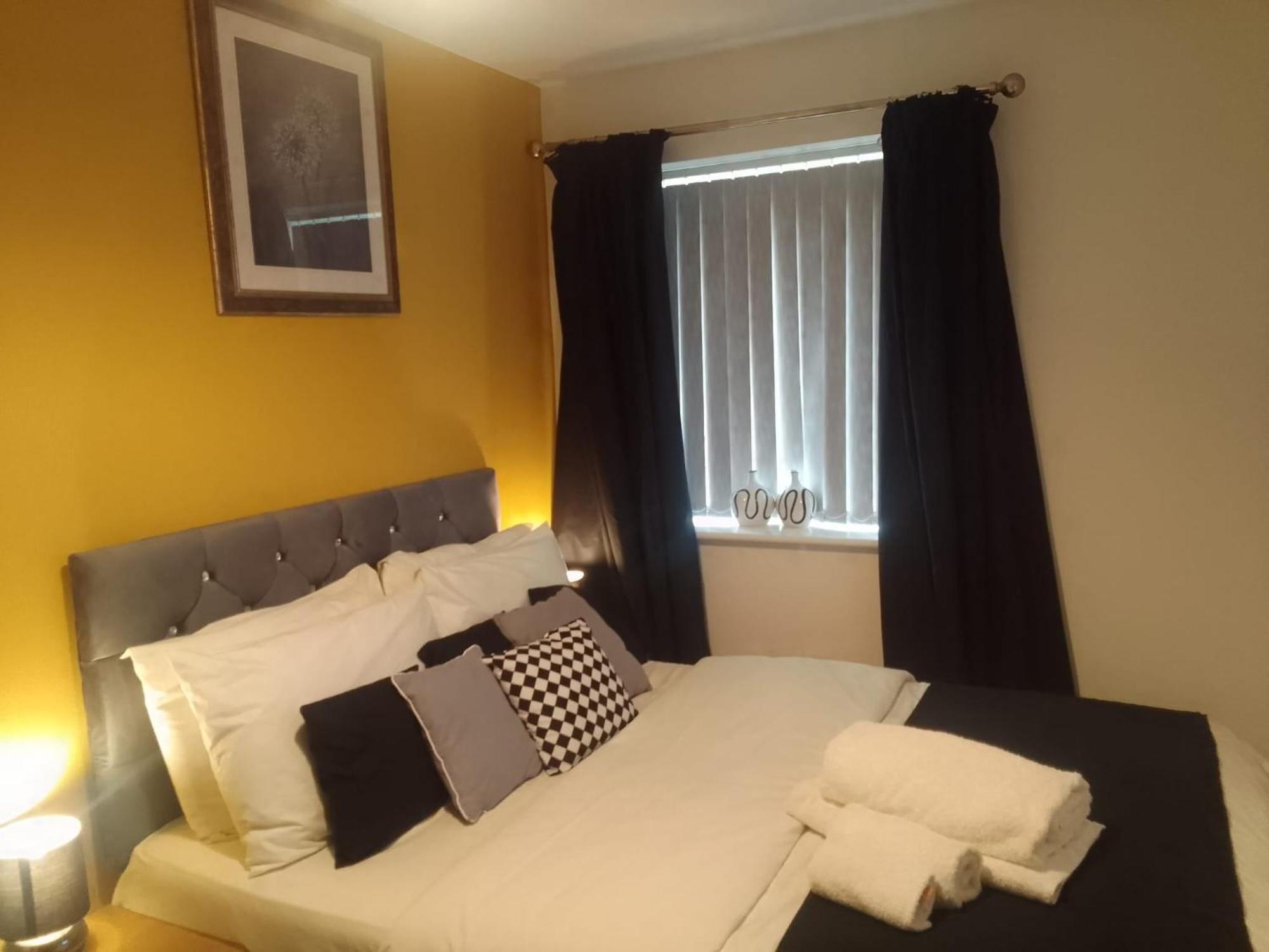 Ideal Home & Cottage Inviting 4 Bedroom Apartments 沃尔索尔 外观 照片