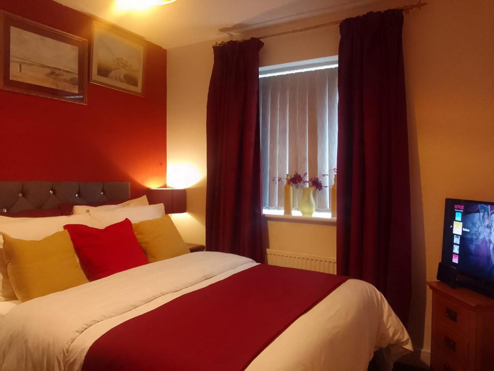 Ideal Home & Cottage Inviting 4 Bedroom Apartments 沃尔索尔 外观 照片