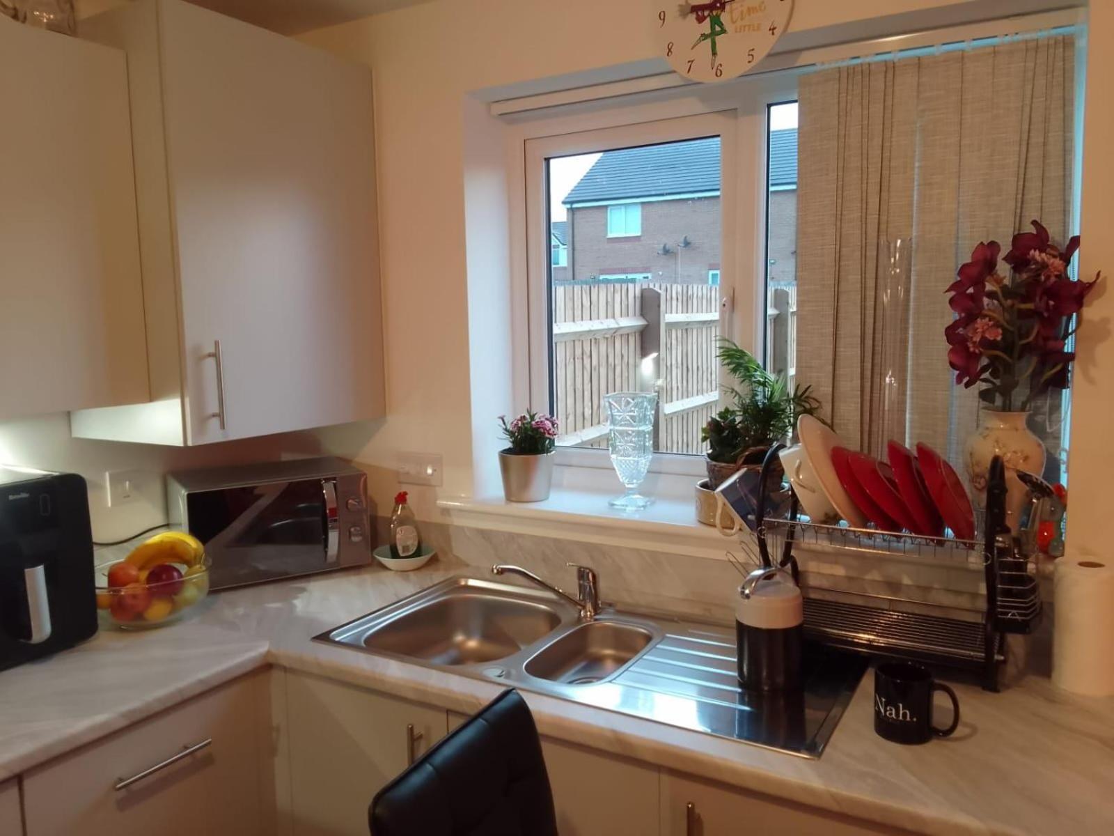 Ideal Home & Cottage Inviting 4 Bedroom Apartments 沃尔索尔 外观 照片