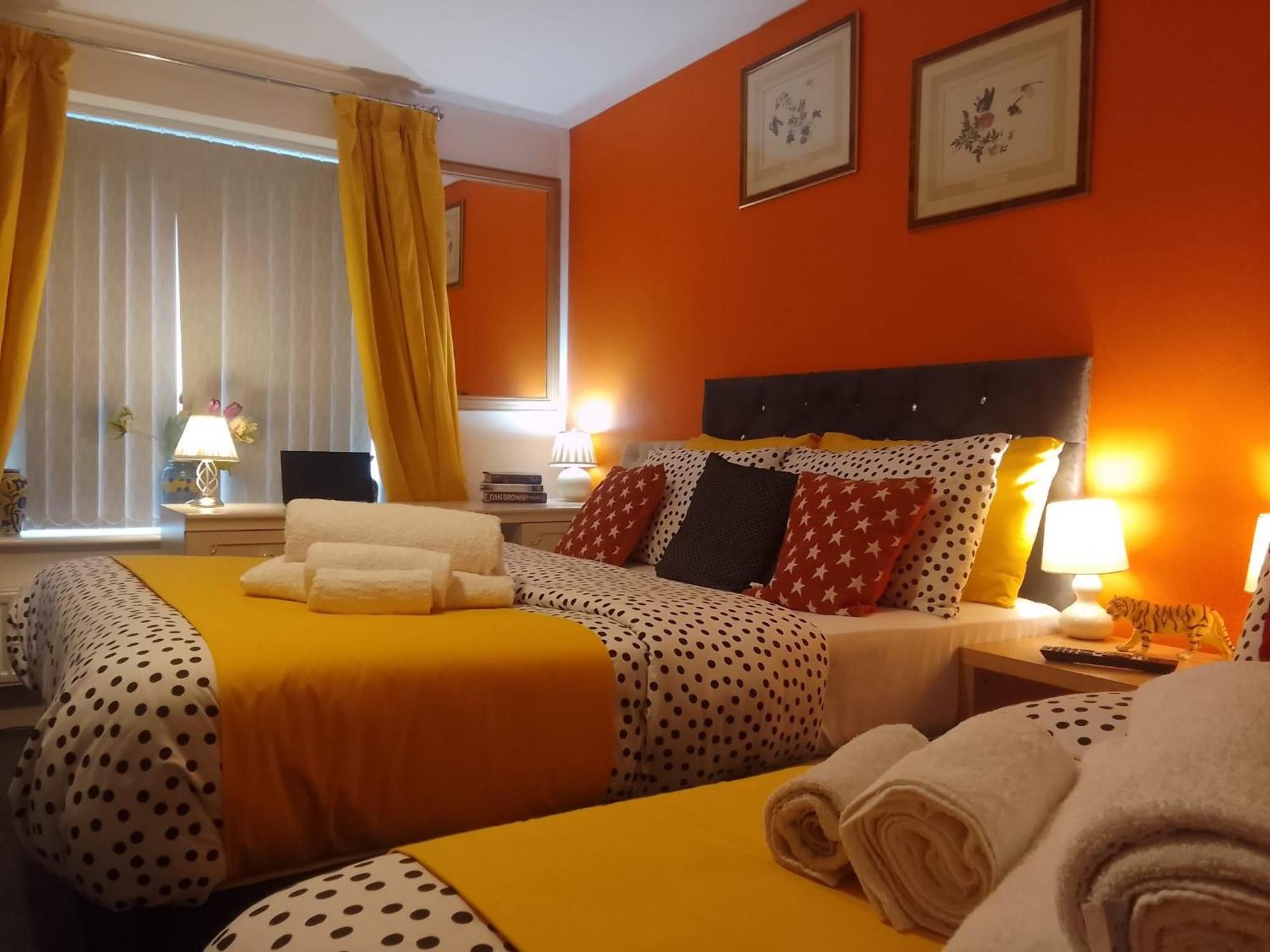 Ideal Home & Cottage Inviting 4 Bedroom Apartments 沃尔索尔 外观 照片