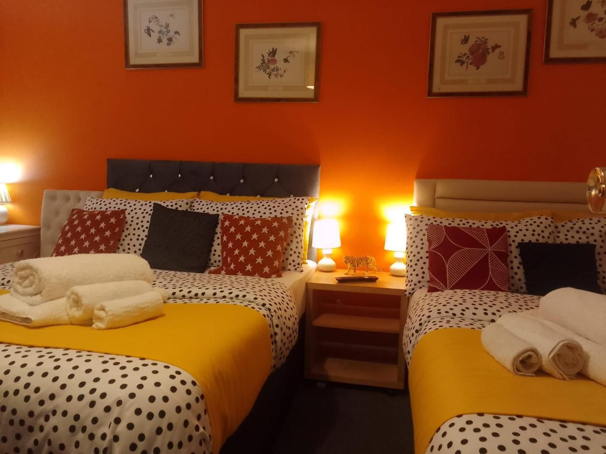 Ideal Home & Cottage Inviting 4 Bedroom Apartments 沃尔索尔 外观 照片