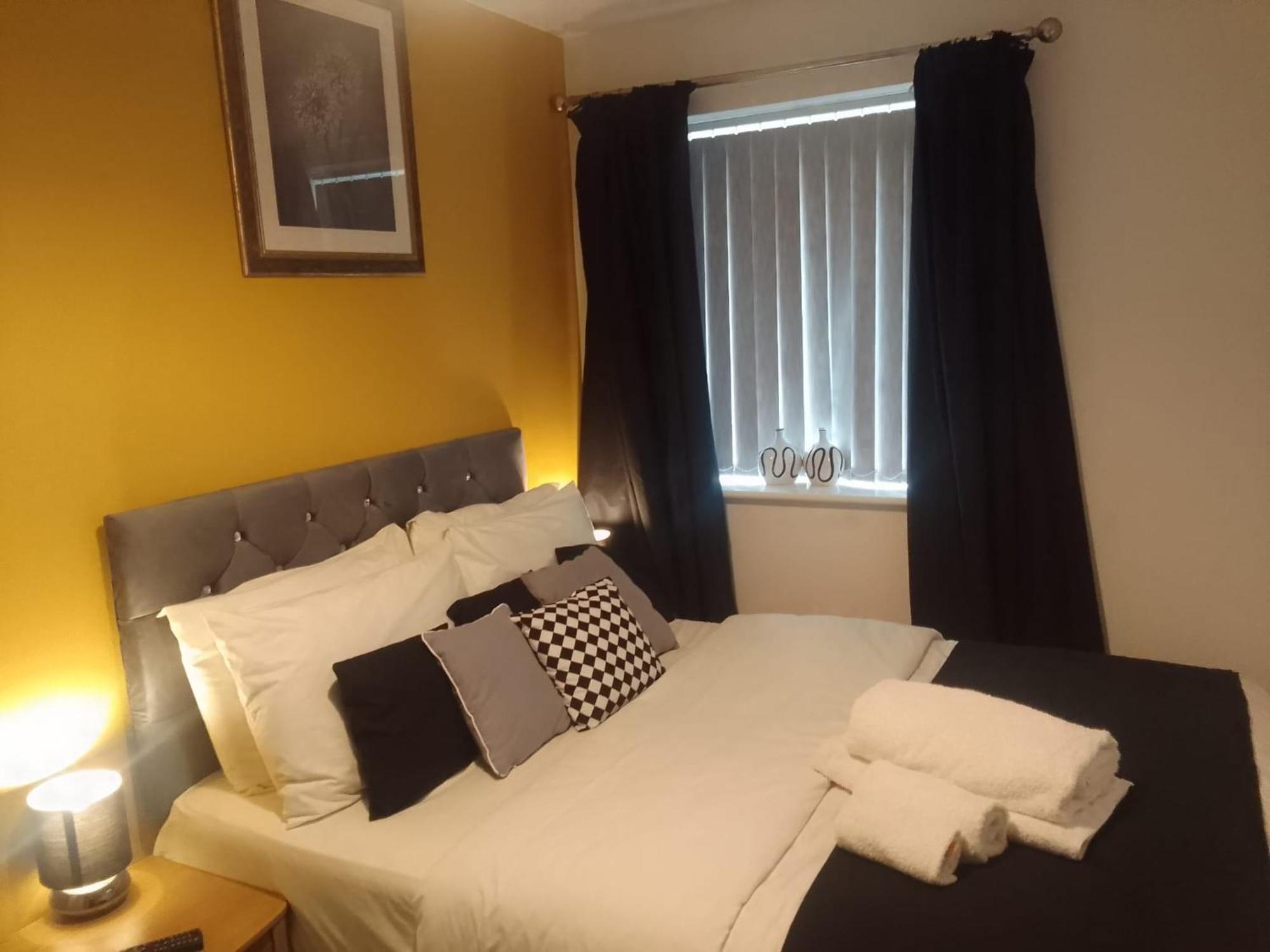 Ideal Home & Cottage Inviting 4 Bedroom Apartments 沃尔索尔 外观 照片