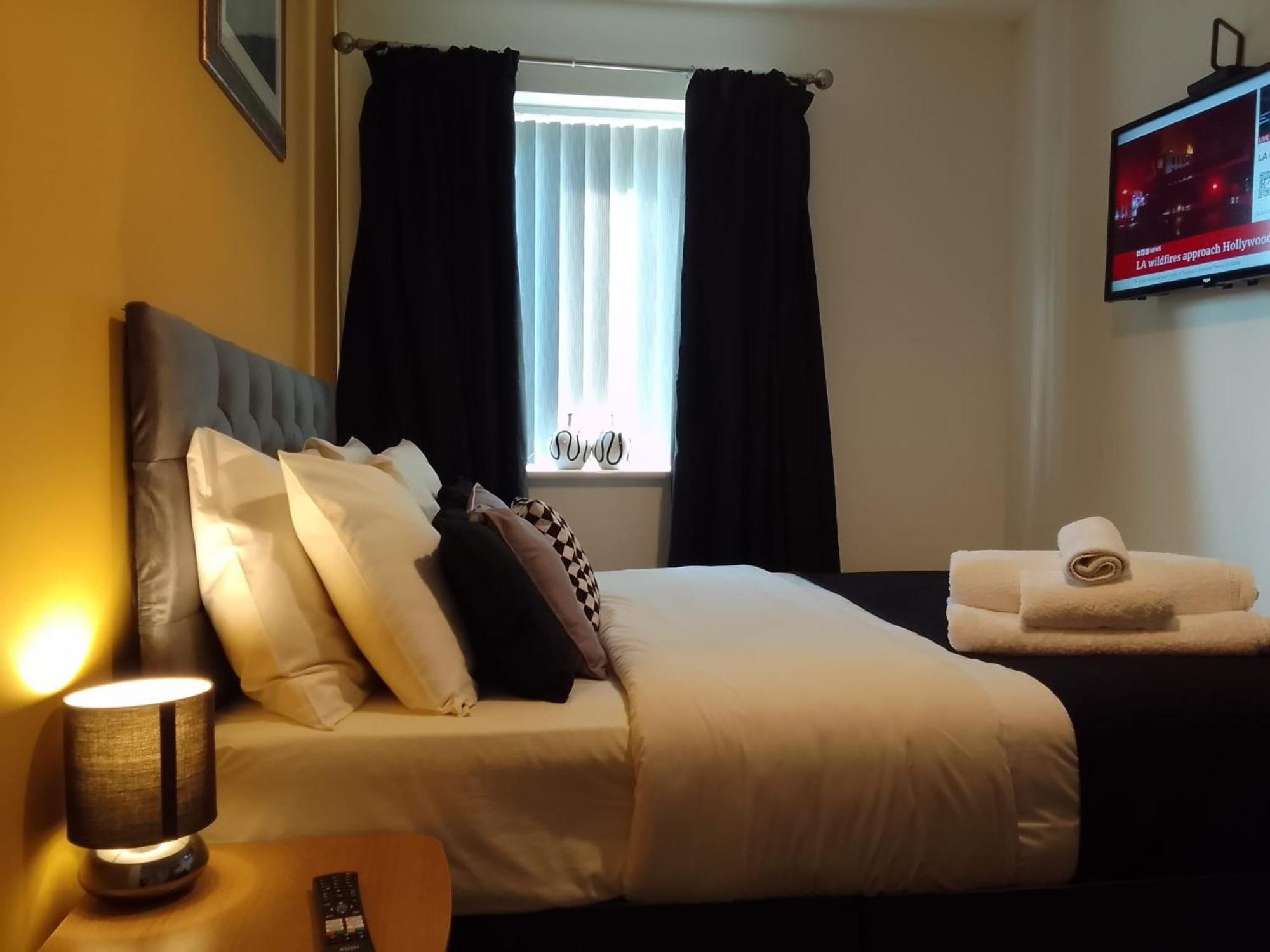 Ideal Home & Cottage Inviting 4 Bedroom Apartments 沃尔索尔 外观 照片