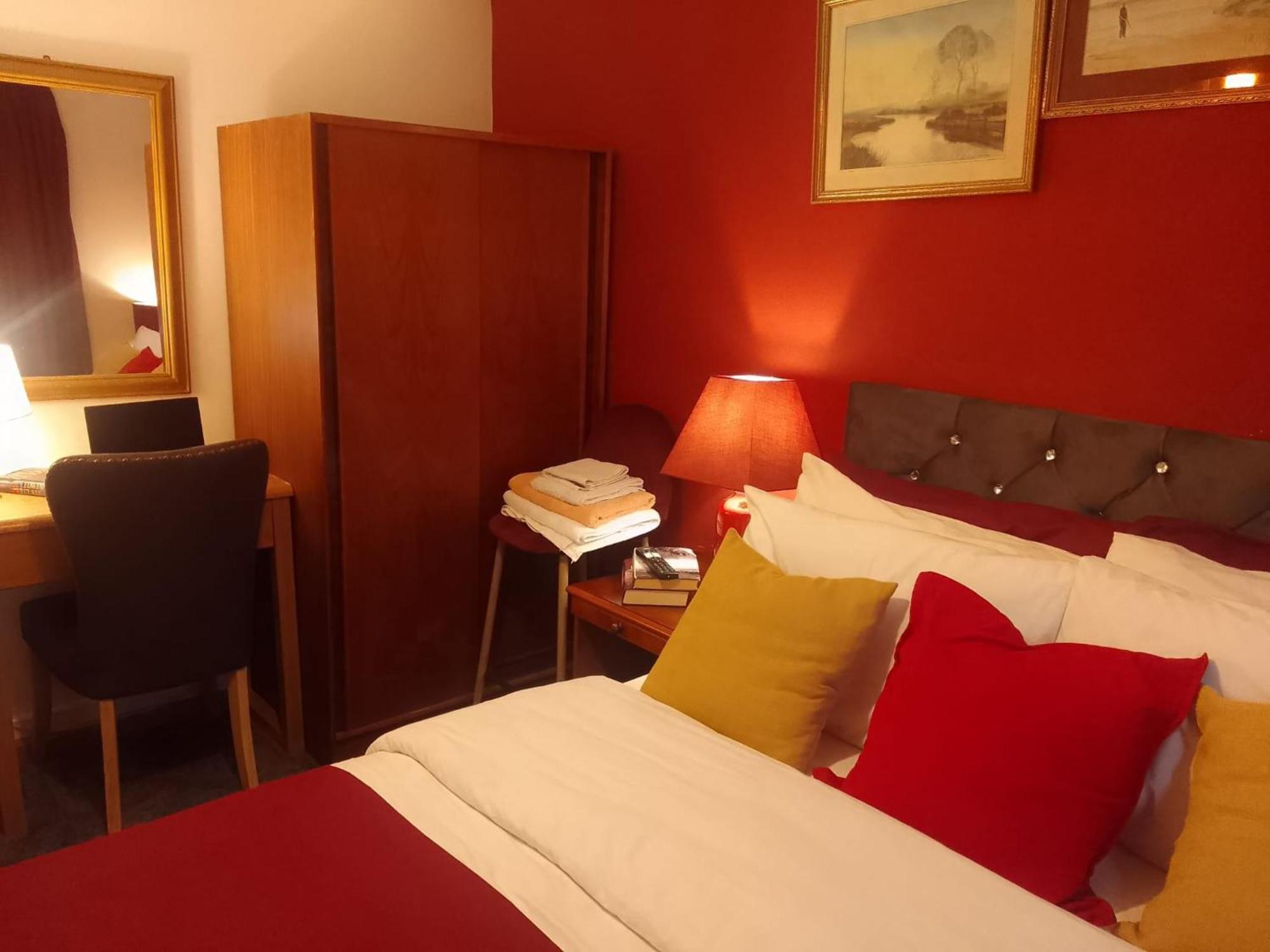 Ideal Home & Cottage Inviting 4 Bedroom Apartments 沃尔索尔 外观 照片